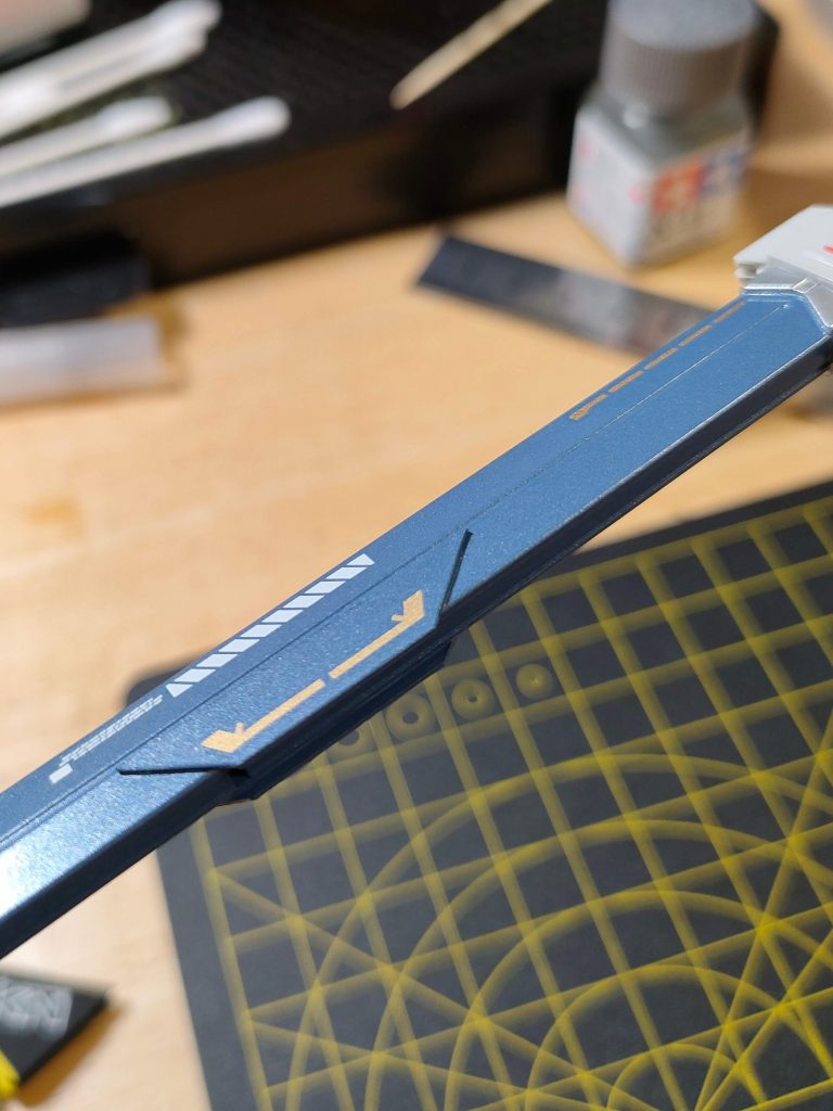 今回初めて、”剥がせる水転写デカール”こと「アシタのデカール」を使ってみました(ゴールドのラインマーク)。MSに使いやすいデザインも豊富で、乾燥後にぺりぺりと表面の薄いフィルムを剥がしたらもうほんと印刷されてるみたいに段差のないキレイな仕上がりです。これは色々種類を集めたくなりますね。