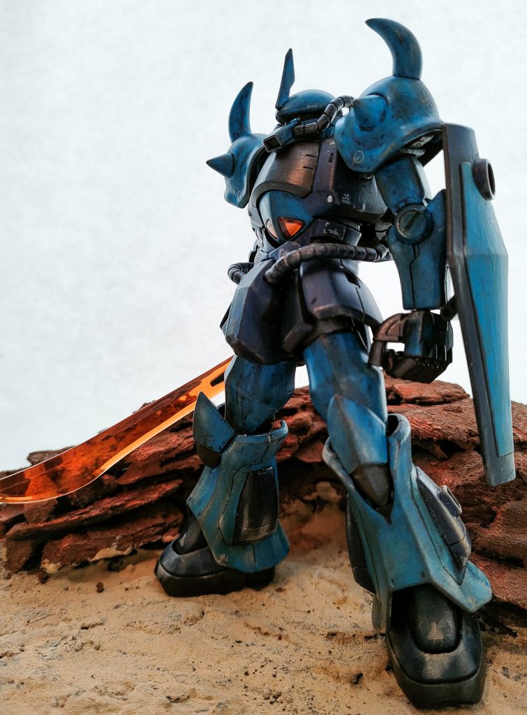 多少スタイルをいじったぐらいでほぼキットのままです。脛横にプラパーツを1つと、胸部パーツ下部に虫ピンを埋め込んでいます。モノアイはVCドームに置き換え、目付きを悪くしたかったのでパテとプラ板でひさしを延長しています。ウェザリングはリアルタッチマーカー、ウェザリングカラー、ウェザリングマスター、焼鉄色でスポンジチッピングといつも通りです。