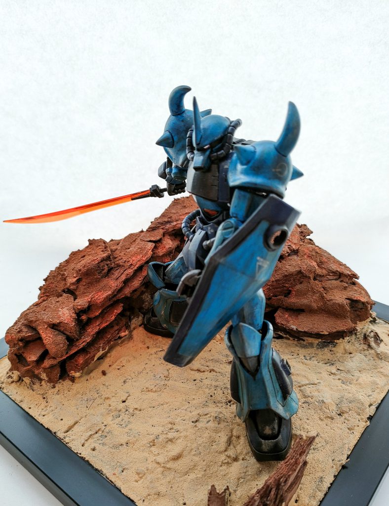 いつも通り水性ホビーカラーの筆塗りです。下地だけタミヤアクリルで塗っています。クリアパーツ以外の全てをタミヤアクリルのブラックで筆塗り。その後下地を残しつつ青系の色を何色か塗り重ねてウェザリングっぽくしています。最近HJwebで見かけたこの技法が気に入ったので練習中です。