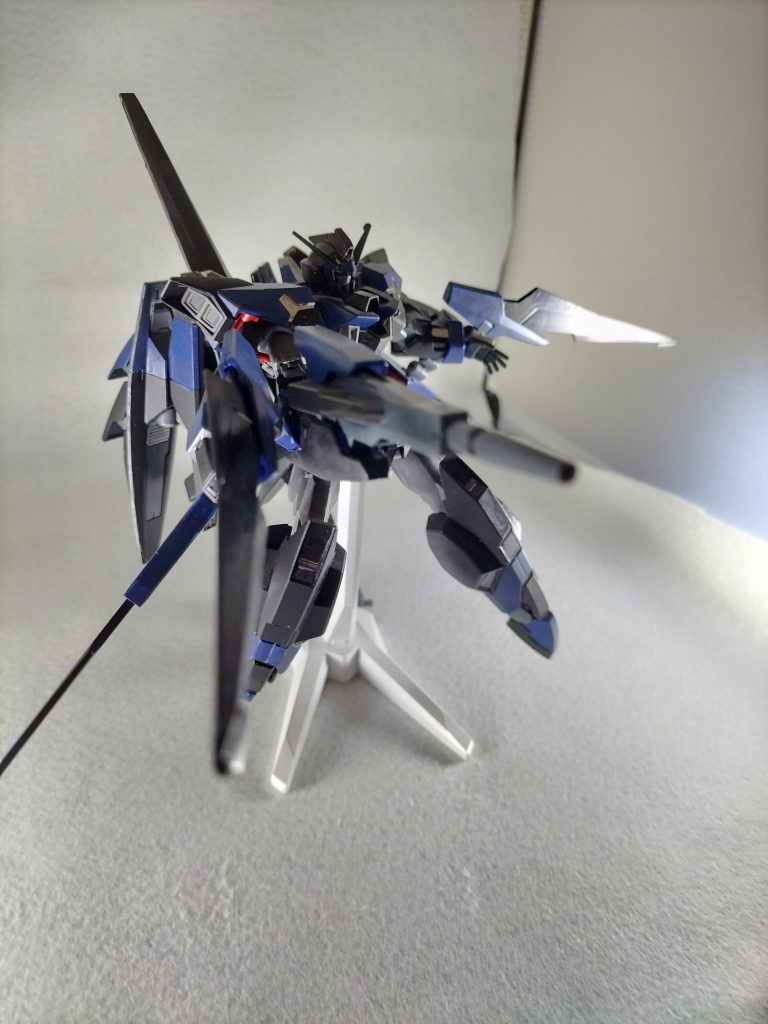 ハイパードッズライフル主兵装の一本。中/遠距離戦で用いる武装。レプリカ機に装備されていたものから色を塗り替えただけだが、オリジナルのものと遜色ない威力を誇る。