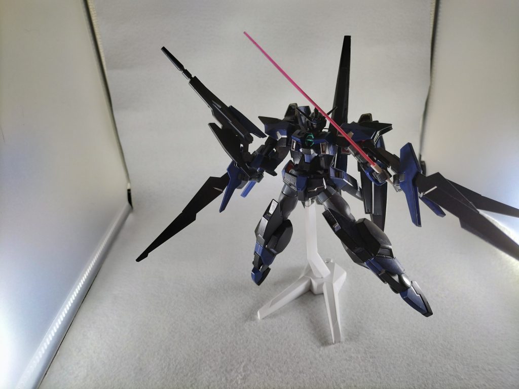 ビームサーベル腰サイドアーマー内に収納されているビームサーベル。基本的に遠距離戦を行う機体なので使用されることは少ないが、ゼロではないのでもちろん無いと困る。出力は平凡。