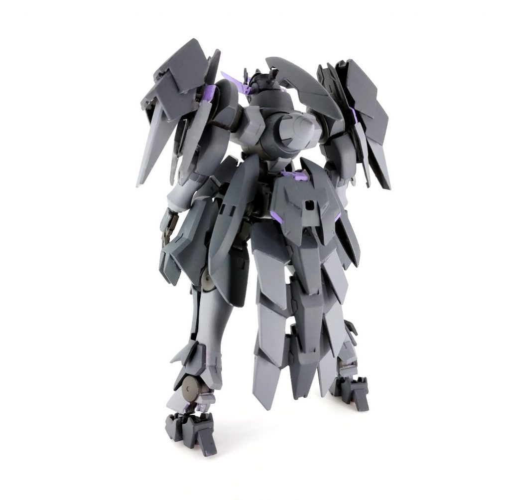 バサラジンクスは、ジンクスシリーズをベースに、近接格闘に特化して作られた改造機です。武装は右腕のGNカタナのみです。