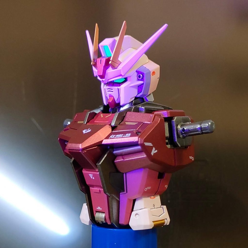 メインカメラやツインアイは白下地に蛍光グリーンで塗装したのでブラックライトで光ります。ま、ブラックライト当てないと光らないんですけどねwでも陰になっててもそれなりに明るく見えるので、今後の定番塗装になりそうです。