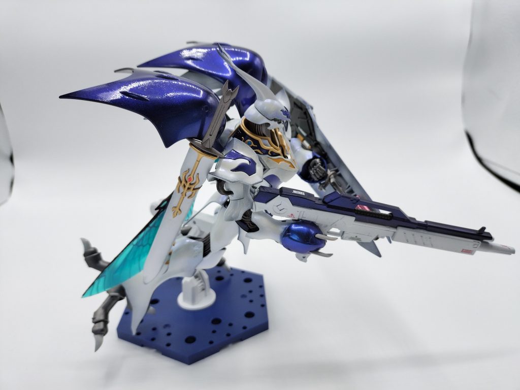 「アムロ大尉、月に行く前に少しだけ時間をください。」「アストナージどうした？」「こないだ拾ったMSモドキですが、色々触ってみたんですが、ちょっとした戦力になりそうですよ🎶」「何かテンション高いな💦」「そりゃそうですよ！何たってどう見ても生物らしきパーツが大半の人型の駆動機械なんて今まで見たことがありません。動力も何か分からないわ、おまけに操縦席らしき空間があるのに、操縦用のインターフェースが何もないし、そのくせ、アムロ大尉が座った時だけ、無茶苦茶動くし。ネオジオンの戦闘前に少し動かしてもらったデータ解析しましたが、ジェガンより反応良いんですよ。こいつ！！と言う事で戦闘用に少し弄ってみました！」「て、おい！俺のνガンダム用にアナハイムから搬入していた武装つけているのか！？　おまけにフィフスルナで拾ってきたサザビーのビームアックス持ってるし。て言うかビーム兵器使えるのか？」「はい、ジェガン用よりパワーあるし、どうせアムロ大尉しか動かせないので、良いかなってｗｗ　ビームライフルは元々Eパックで撃てるんですが、Eパック方式でない、ビームアックスもビーム刃を何故か成形出来るのんですよね。アムロ大尉のオーラ力（ちから）ってやつらしいですよ」「マジか・・・オーラ力ってなんだよ」「マジです。データ解析通りなら、ジェガンどころか、リガズィ以上の機動力を持ってます！まさしくアムロ専用オーラバトラー！！しかも胸部装甲はリアクティブアーマーになっていました。それが、これです」⇩