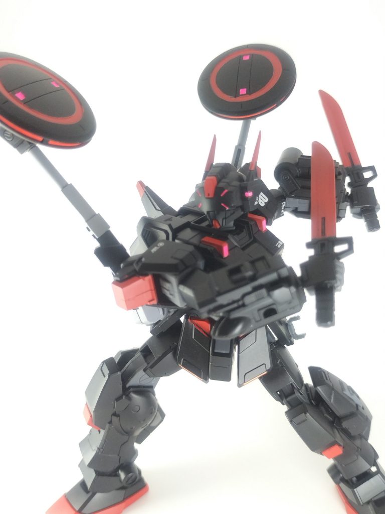 蛍光色のところには下地の黒で発色しないので水性カラーのホワイトの上にエナメル蛍光を塗ってます