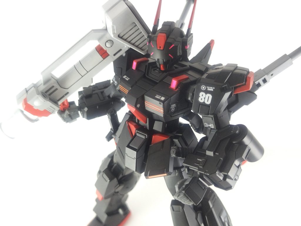 ウイノーブラックをメインに蛍光レッドを少し混ぜたハーマンレッドをマスキングなどをしたところに塗りました