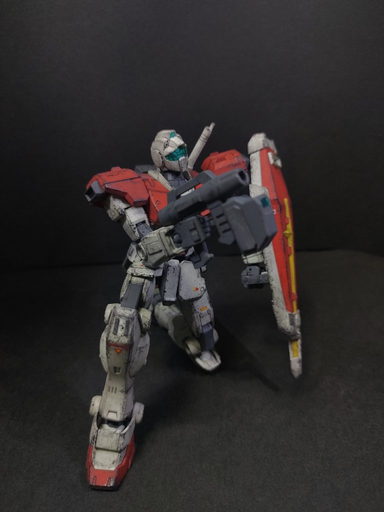 余剰パーツで肩にスラスタービームスプレーガンに補助センサー付きエネルギーパックを追加