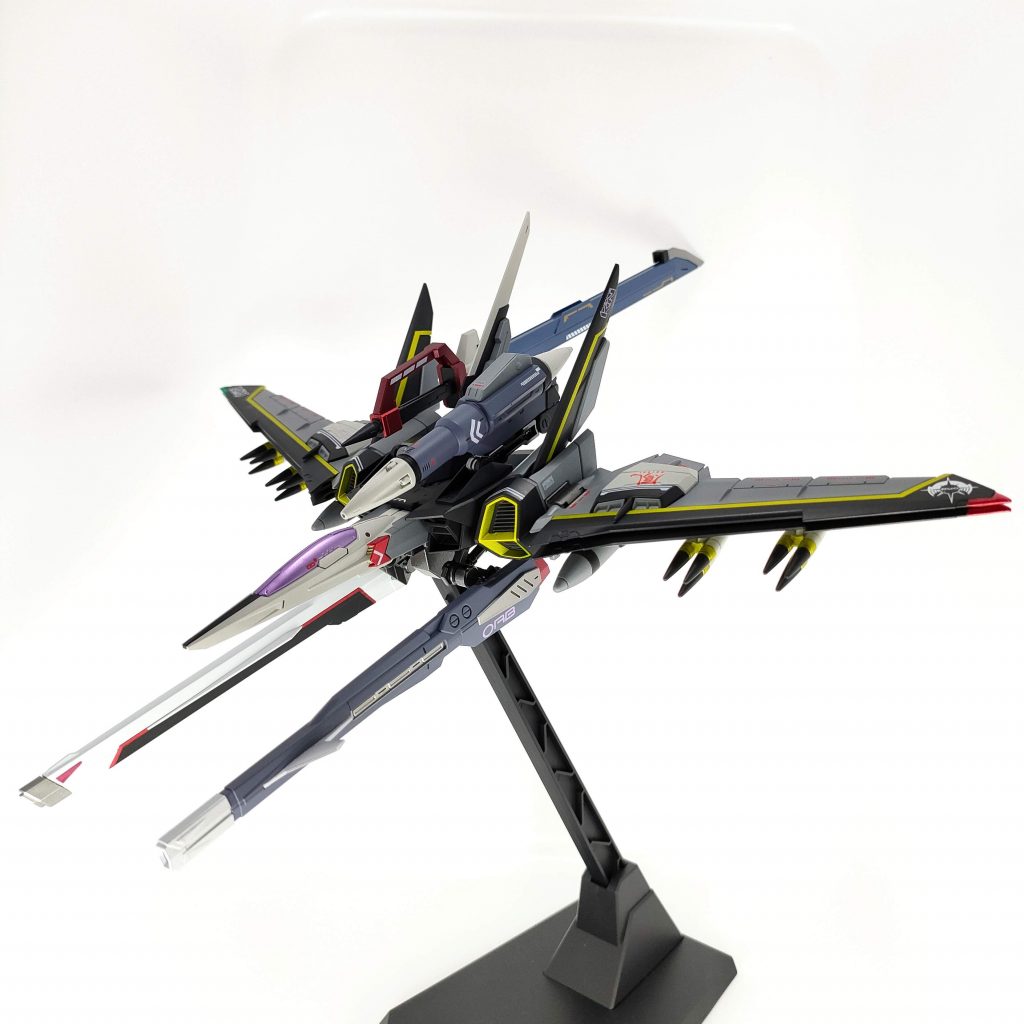 オオトリはイメージを変えて、マクロスFのオズマ機をモチーフに配色を変えてみました。この方がより戦闘機感が出るんじゃないかなーと。両端には翼端灯をイメージしてレッドとグリーンでメタリック塗装+UVレジンで艶出しをしてます。