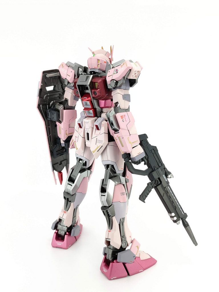 ルージュ単体。ストライク系はフリーダム世代のMSよりもフレームの露出が多くてゴツゴツしてるのがいいですね。メカ感を強調できるように、フレームはスターブライトアイアンとブレードシルバーでメタリック塗装です。ピンク/グレーの配色は組み上がるまでイメージできず、調色に苦労しました。
