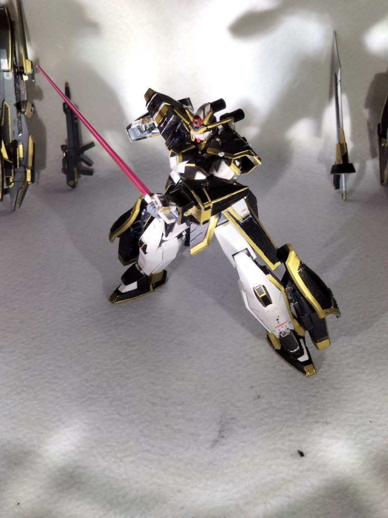 ビームサーベル常時携行している武装。規格品より出力調整の幅が大きく、最弱ではライトやヒーターとして使え、