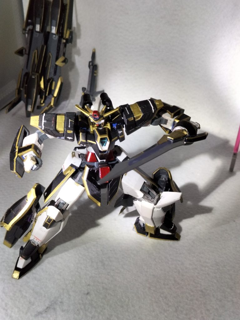 実体剣近接の軽武装。すぐ最大出力にしてビームサーベルのバッテリーあがりを起こすハヤテちゃんはこっちを使うよう言いつけられている。