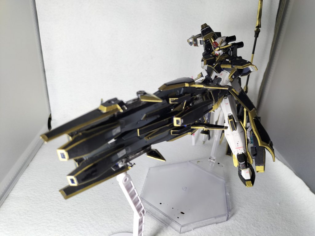 ダブルクロスライフル射撃の重武装。今回の企画の花形その1。クロスシグマシスライフルから無理のあった合体システムを取っ払い、最初から二門の砲口を持つ銃として再設計された。わざと外しても当たるようなデカイ弾と大抵の物はぶち抜く超威力を持つ。