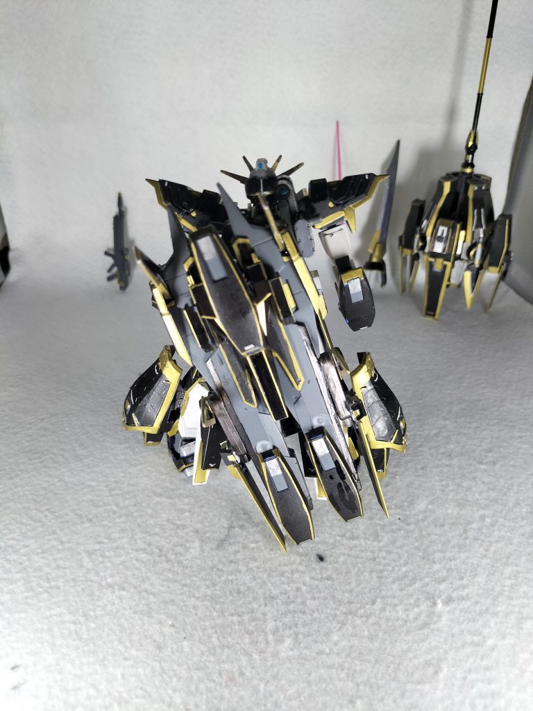 バックパックの改修によって背中に背負うことが可能。だいぶバランスが悪い。グレン傭兵団が宇宙をメインに活動する傭兵団なことに助けられている。