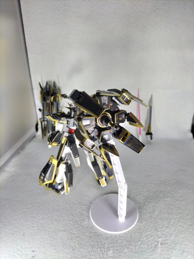 懸架したハンマーはスラスターユニットとしても使用でき、スラスターが真後ろを向くように懸架ユニットが変形して、オーバーブーストモードを起動できる。