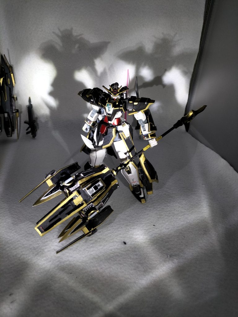 クラウンオブジャスティス近接の重武装。今回の企画の花形その2にして本命。棒のついた予備エネルギータンクだったギガントハンマーを改修しハンマーとしての性能を上げた、家出王女ハヤテちゃんの、最高の王になって家に帰るという決意のこもった武器。平和に仇なす敵を、容赦なく叩き潰す。