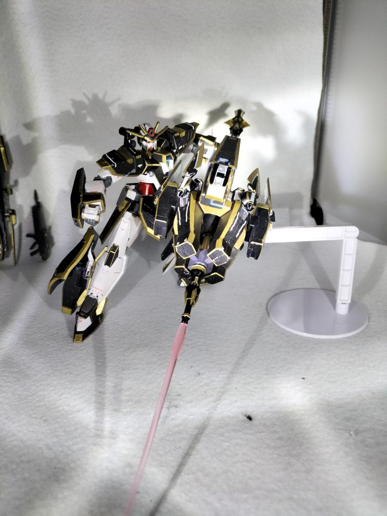 ジャスティスランサー打撃部を上下逆さに取り付けた形態。スラスターが全て後ろを向くことで、細く収束させたビームと相まって、超加速と高い貫通力を得る。