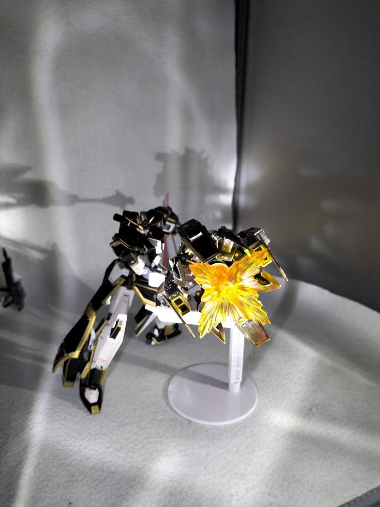 ジャスティスキャノンハンマー先端についた砲口。この機体の数少ない実弾射撃武装であり、弾頭の換装も可能な、おっっもいハンマーの先にあるから撃ちづらいこと以外は便利な武装。