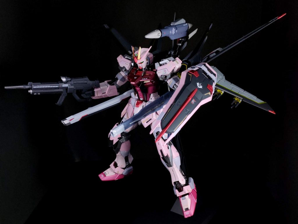 最後に黒背景でフルバーストモード的なポーズを。何となく地上/接近戦なイメージの強いストライクですが、オオトリのお陰で空中/長射程もバッチリ。まさにストライカーパックのコンセプト通りですね。いつかI.W.S.P装備のストライクと並べたいです。■カラーレシピ・フレーム:スターブライトアイアン、ブレードシルバー・外装薄ピンク:エヴァピンク+ニュートラルグレーI・外装ピンク:GXメタルピーチ・外装レッド:プライマリーメタリックレッド+GXメタルレッド・外装濃レッド:GXメタルブラッディレッド・外装ブラック:GXメタルブラック+ニュートラルグレーV・オオトリ本体:ニュートラルグレーII+ダイアモンドシルバー・オオトリイエロー:スターブライトブラス・ブレードアンテナ:スーパーカッパー・カメラ部:蛍光グリーン・トップコート:EXセミグロスクリアープレミアム