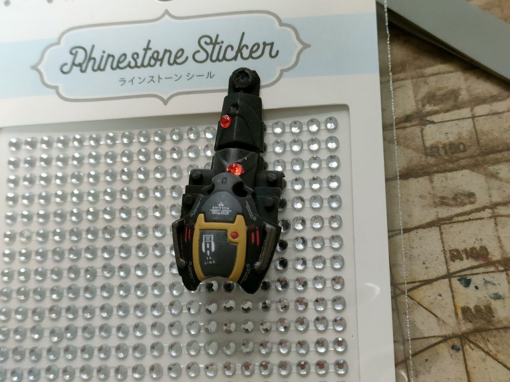 モノアイは百均のデコレーションシールで。赤が無かったのでクリア塗装