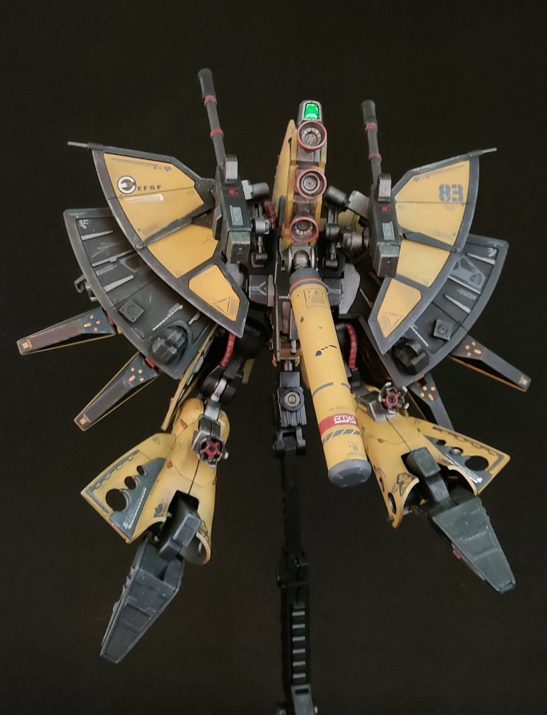 バックパックはスラスターとプロペラントタンクを増設し、単機急襲・攪乱を担う特務仕様に。