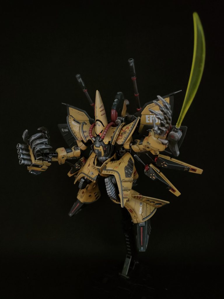 左手はビームサーベルとしても利用可✨