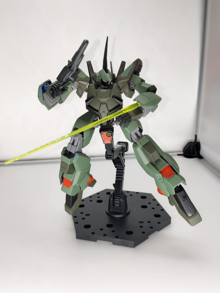 サーベルは腕から。