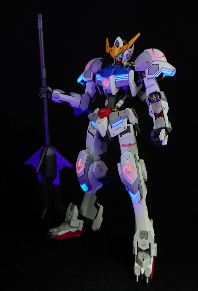 カメラアイは蛍光グリーン、電源マーク?には蛍光ピンク、背面バーニア、太ももスラスター、黄色のスラスター部分には蛍光クリアーを塗装する事によりUVライトにて発光させる事が出来ます。