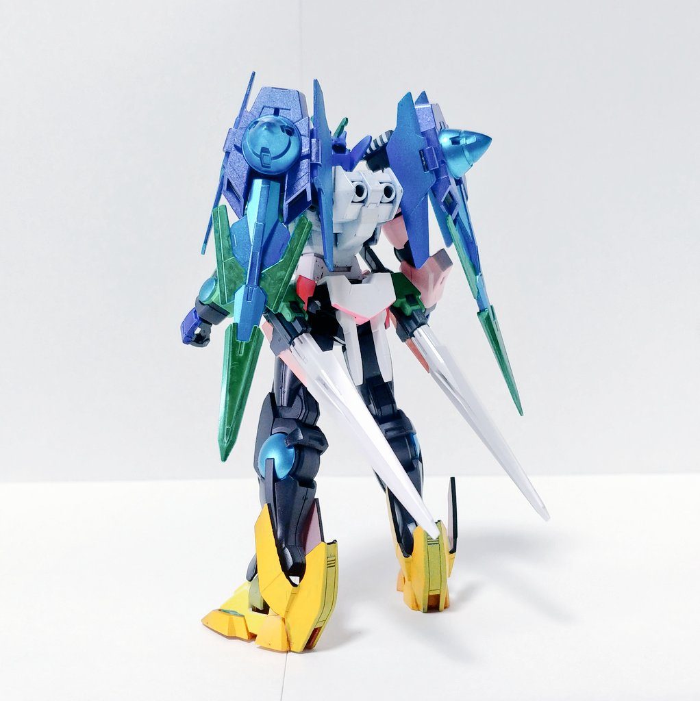 前後胴の星を再現しようと試みましたが、微妙な出来になりました背部のGNドライヴはツインテールのつもり