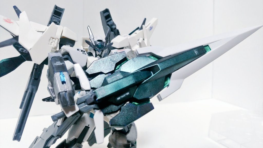 GNバスターソードχ背部メビウスドライヴに懸架されている大型の実体剣。GNソードモードとGNシールドモードの2形態が存在する。GNシールドモードではGNフィールドの展開が可能。メビウスドライヴの安定化システムを搭載している。