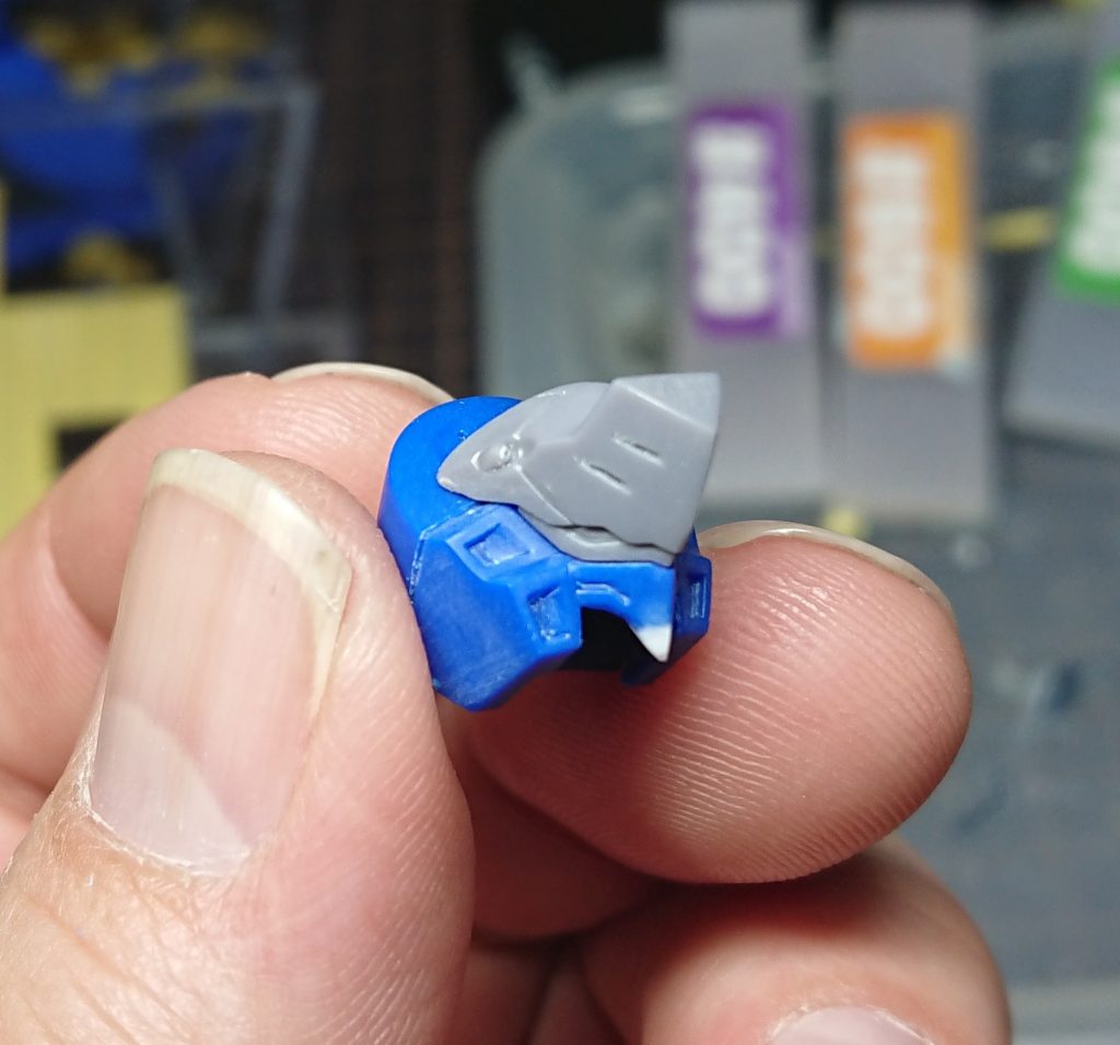 プラ板で顎の延長。