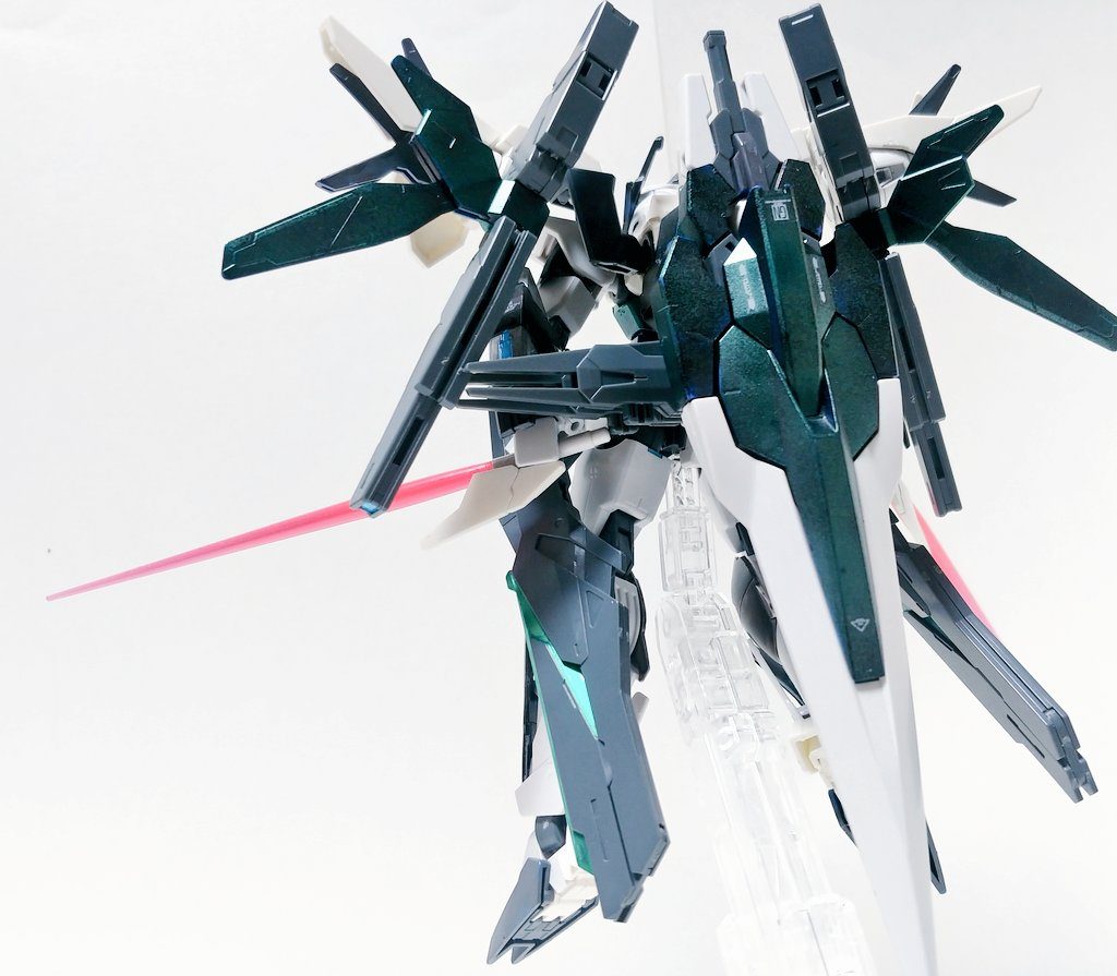 ビームサーベル ×2腰部フロントアーマーの外縁部にビームサーベルのグリップが格納されている。抜刀時には装甲の一部もグリップに付随する。ダブルオーダイバーのものよりも収束率が高められており、切断力が向上している。