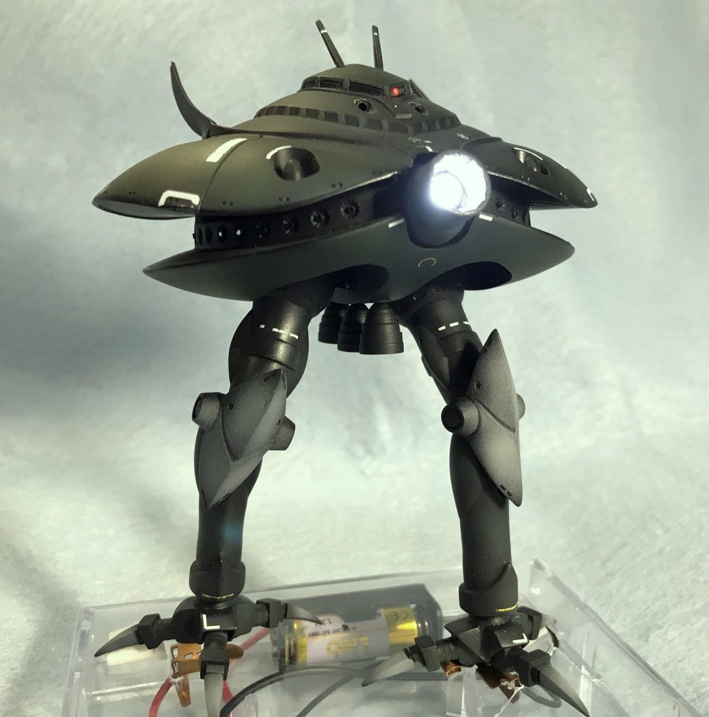 元キットを穴の空くほど眺め、思い描いたビグザム像との違いを割出すこと数時間、胴のお椀の上下比、そして下肢に、集中的に手入れしています。