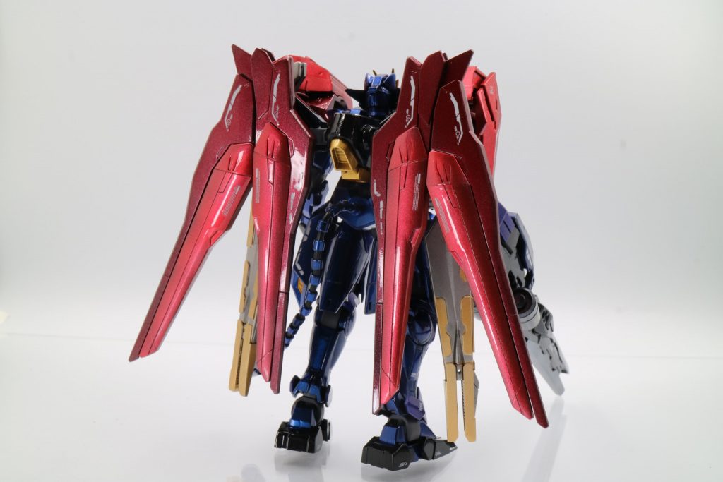 背中側はこんな感じです。ドラグーンは基部を暗い赤、ドラグーン部分を鮮やかな赤にしてメリハリをつけてみました。