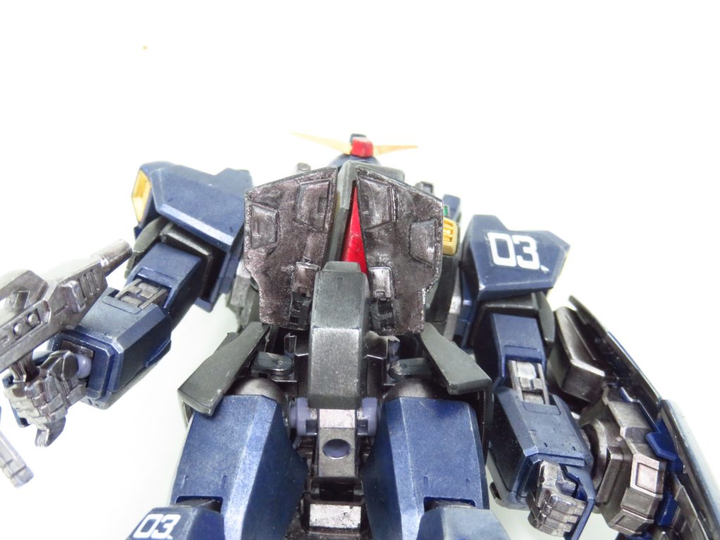 プラバンで肉抜き穴を埋めて、市販のディテールアップパーツを貼りました。