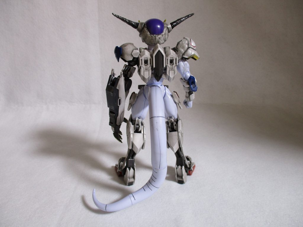 後ろからです。膝関節はプラ板とランナーで雑に作ってみました。