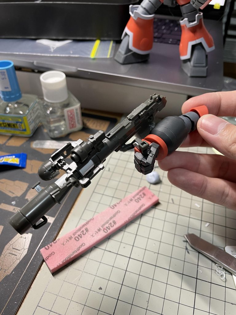 Holding Sinanju Bazooka by adding an extra stand, with magnets installed inside the right arm part to give extra support.