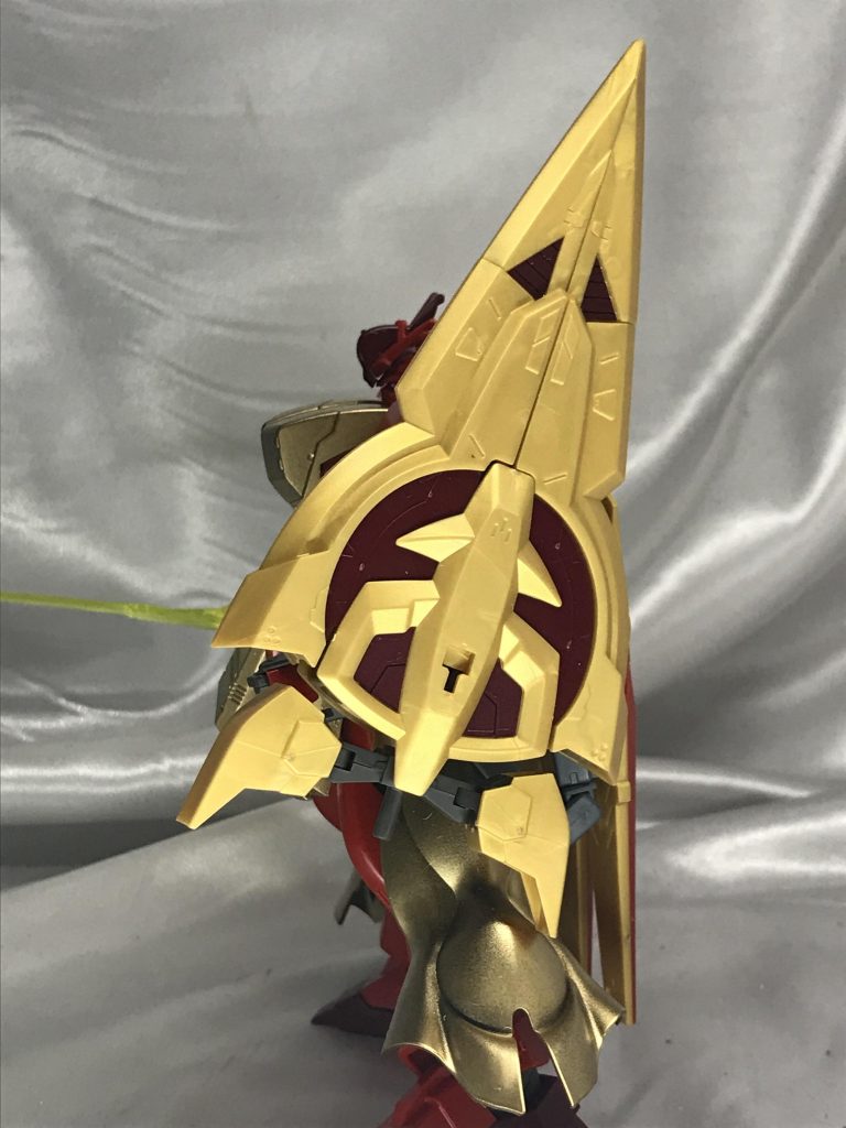 物凄い画角や。巨大ソードは持つのではなくシールド兼ってことで腕に装着する形に。