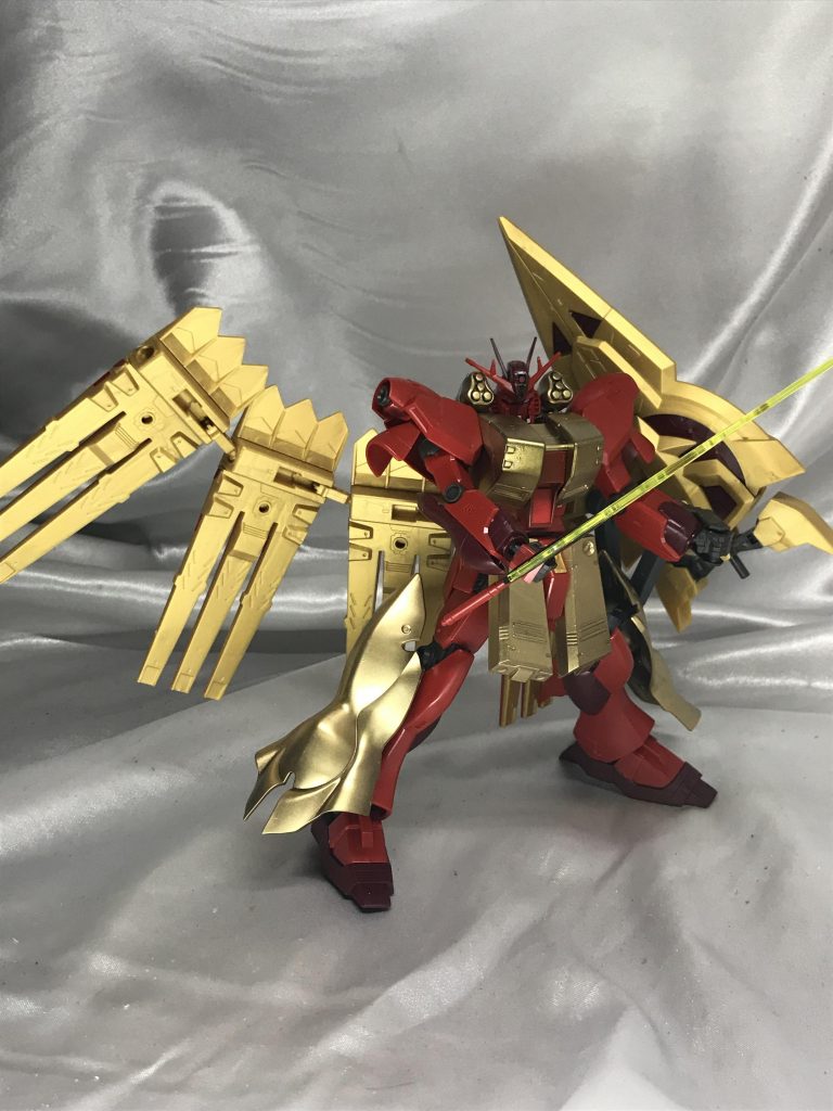 左に大きくウェイトがかかるので、バインダはーは左右非対象に。これによって右側はマントのように体を覆うこともできるようになりました。