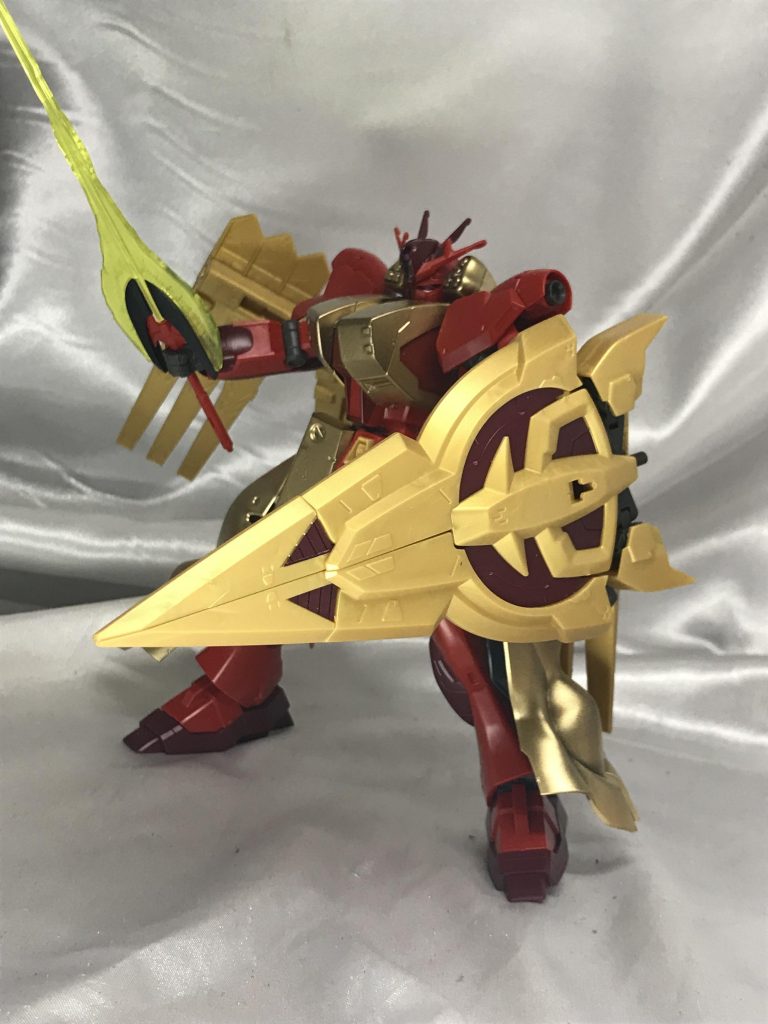 突き刺せる大盾って感じにしてるので、武器は別途持ってます。サザビーのビームアックスが似合ってるのでそれを装備してます。