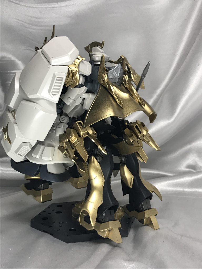 騎士っぽくマントも付いています。馬の脚部はHGUCのνガンダムとニュージオンガンダムのものを使用してごつく長い脚にしました。