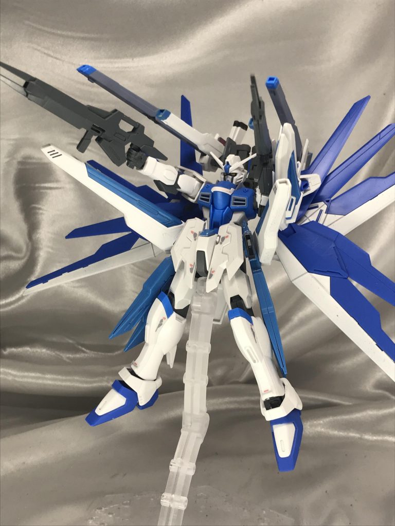 全てを展開してのフルバースト。ヘリオスに倣って、ハイマットパーツは上下反転させています。