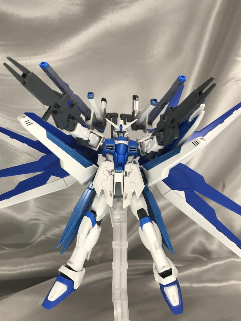 砲身が増えてより強そうに見える正面。腰とフロントスカートのみジャンクと変えて印象を若干変えてます。これをベースにさらに改造した主人公機は全く思いつかないです!(笑これをもとにさらに強いが産まれる、生まれ変わるってことで名前はクリサリス、”蛹としました。