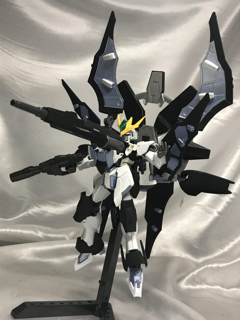 胸部装甲を展開、背中から遠隔操作可能の砲身を接続してサテライトバスターキャノン発射形態へ。