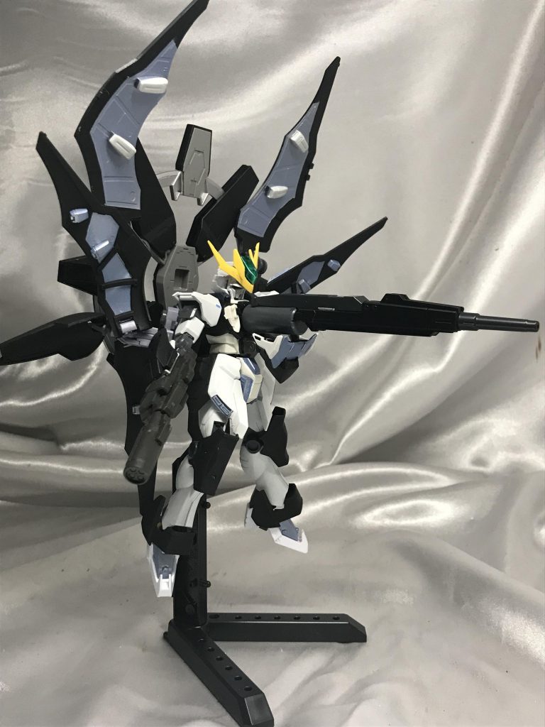 胸部はヘビーアームズのものを使用、コクピット部分にヒンジを設けてルプスレクスの胸部装甲を上乗せして二重に開くようにしてあります。