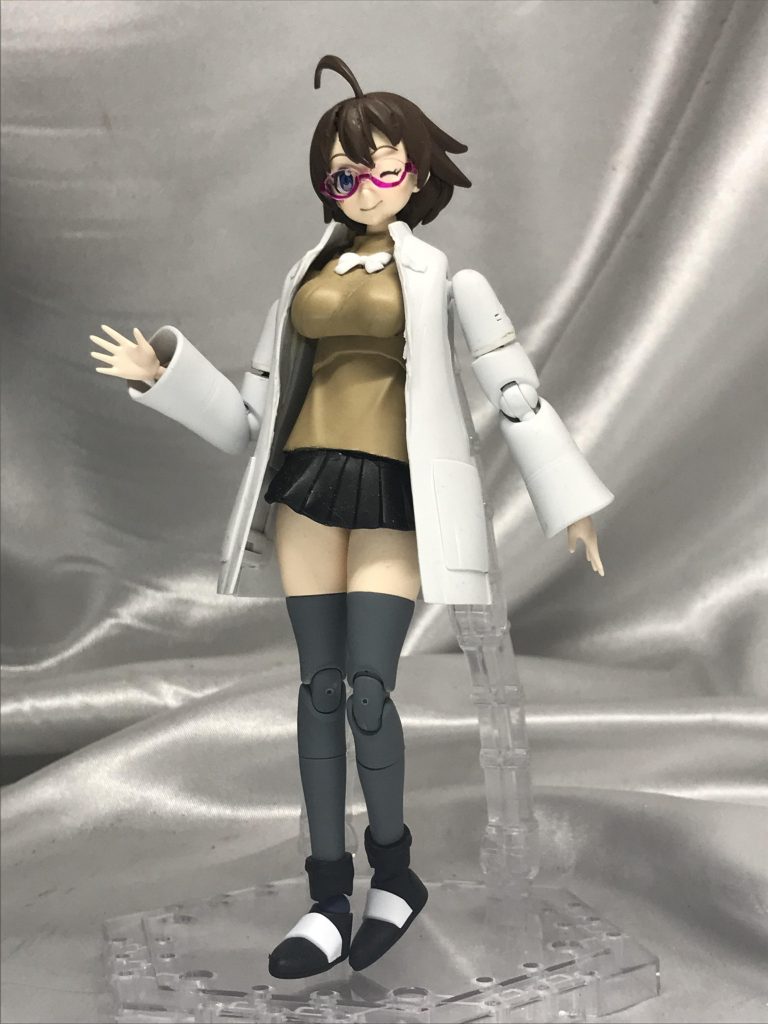 ナナミお姉さん冬服。これはバンダイの柔らか目のプラ材は熱でどこまで自由にできるかをやれる範囲でやってみました。境界戦機のシオンちゃんの白衣を熱で変形、中にアヤメさんの上半身を組み込めるかの実験です。ミニスカから伸びる足が適度に太くて良い。