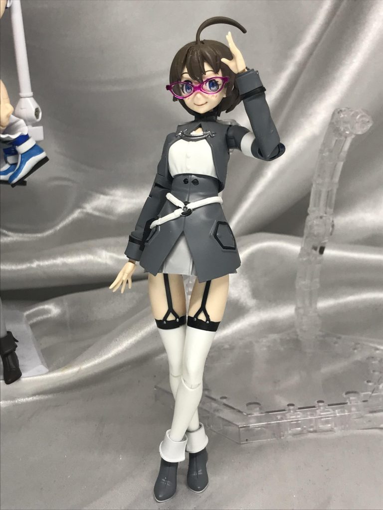 軍式ナナミお姉さん。ダイバーズ一期?のアヴァロン風制服にしてみました。あの時ナナミさんが内部潜入してサラを救い出すとかも面白そうだなーという発想からです。赤ぶちメガネは最高に好き。