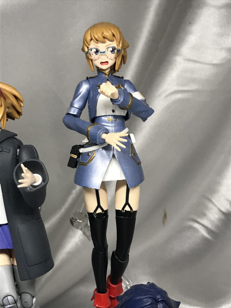 てっかてかな軍服。コスプレっぽく見えたんで恥ずかしそうな顔に。