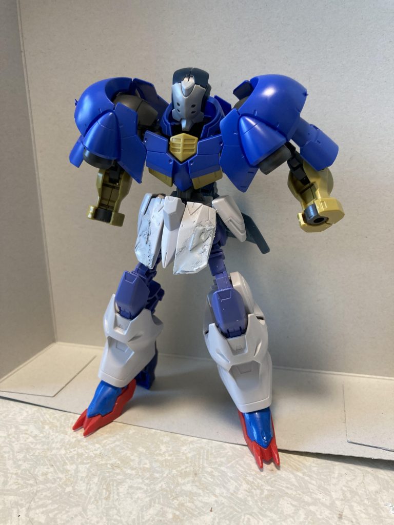 仮組状態フロントアーマーはプラ板でサイズ拡張しています。サイドアーマーも同様にするつもりでしたが、バルバトスルプスのサイドアーマーが大きさ、形状的にもちょうどよかったので最終的にはそちらを採用しました。