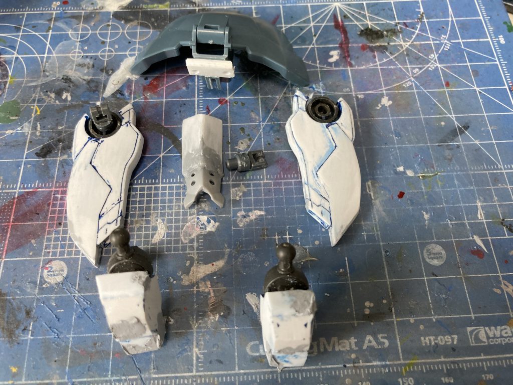 ミキシングで加工したパーツです。漏影のリアスカートは接続部分の形状が合わないので、プラ板で作成。頭部はあのトサカをプラ板で成形しました。ルプスのサイドアーマーは長い突起を切断しています。青い塗装痕は過去作のバルバトスから部品貰ったのでw最後までご覧いただき、ありがとうございました。