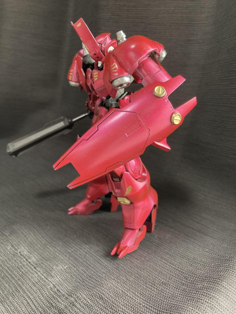 アパッチのシールド、形状的にはゲルググのものが一番いいのですが、手持ちにないのでジムクゥエルの物を使用しました。装飾をもうちょっとどうにかしたいところはありますが、無理に作るくらいならこのままでよいかと塗装のみで仕上げました。